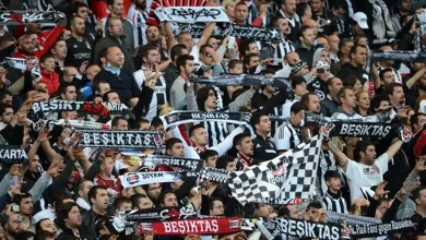 Beşiktaş tribünlerini ikiye bölen tezahürat