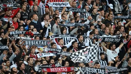 Beşiktaş tribünlerini ikiye bölen tezahürat